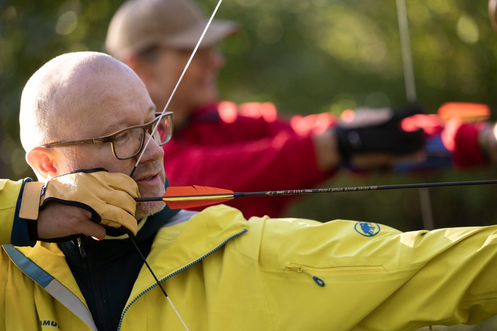 Roger Sigrist am Bogen schiessen