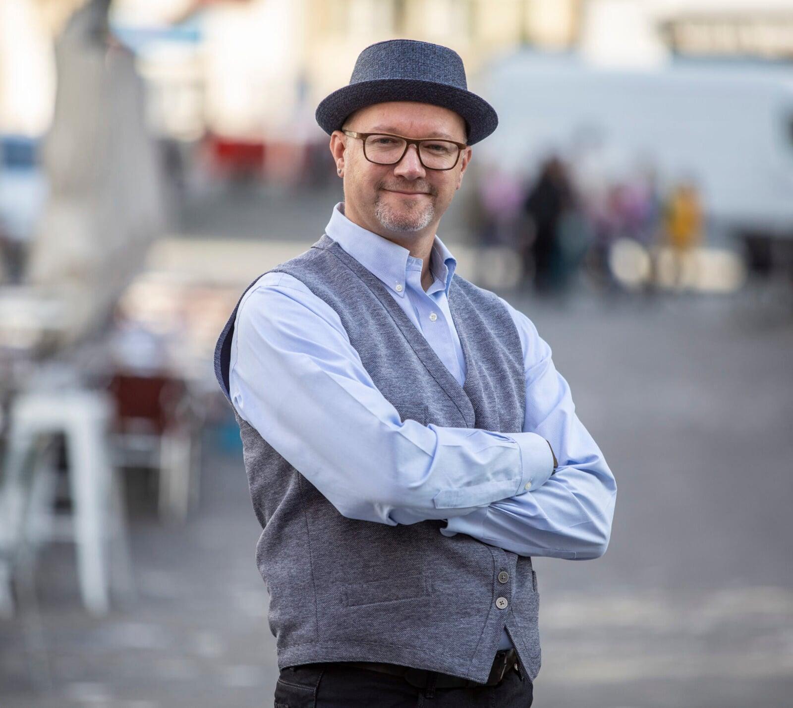 Coach Roger Sigrist im Vordergrung mit verschränkten Armen und seinem typischen Hut. 