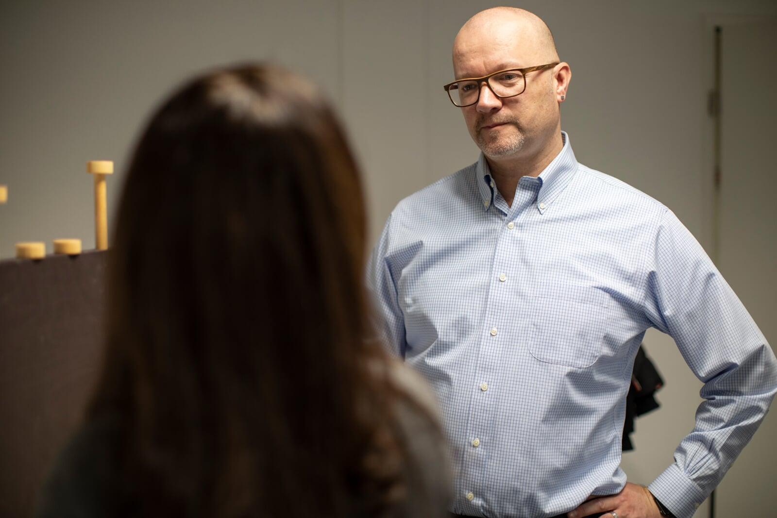 Roger SIgrist im Gespräch mit einer Führungsperson