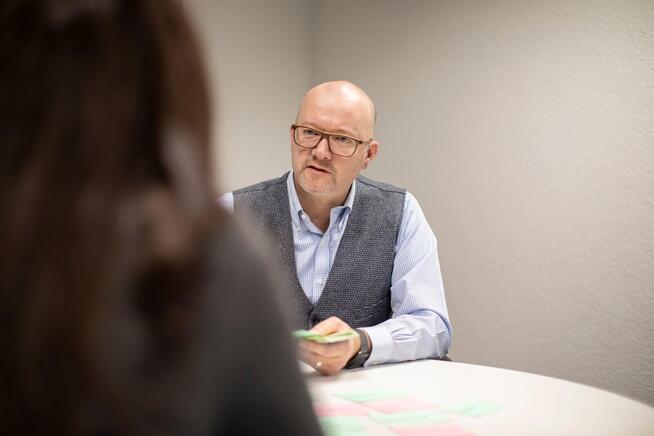 Coach Roger Sigrist hört einem Coachee zu